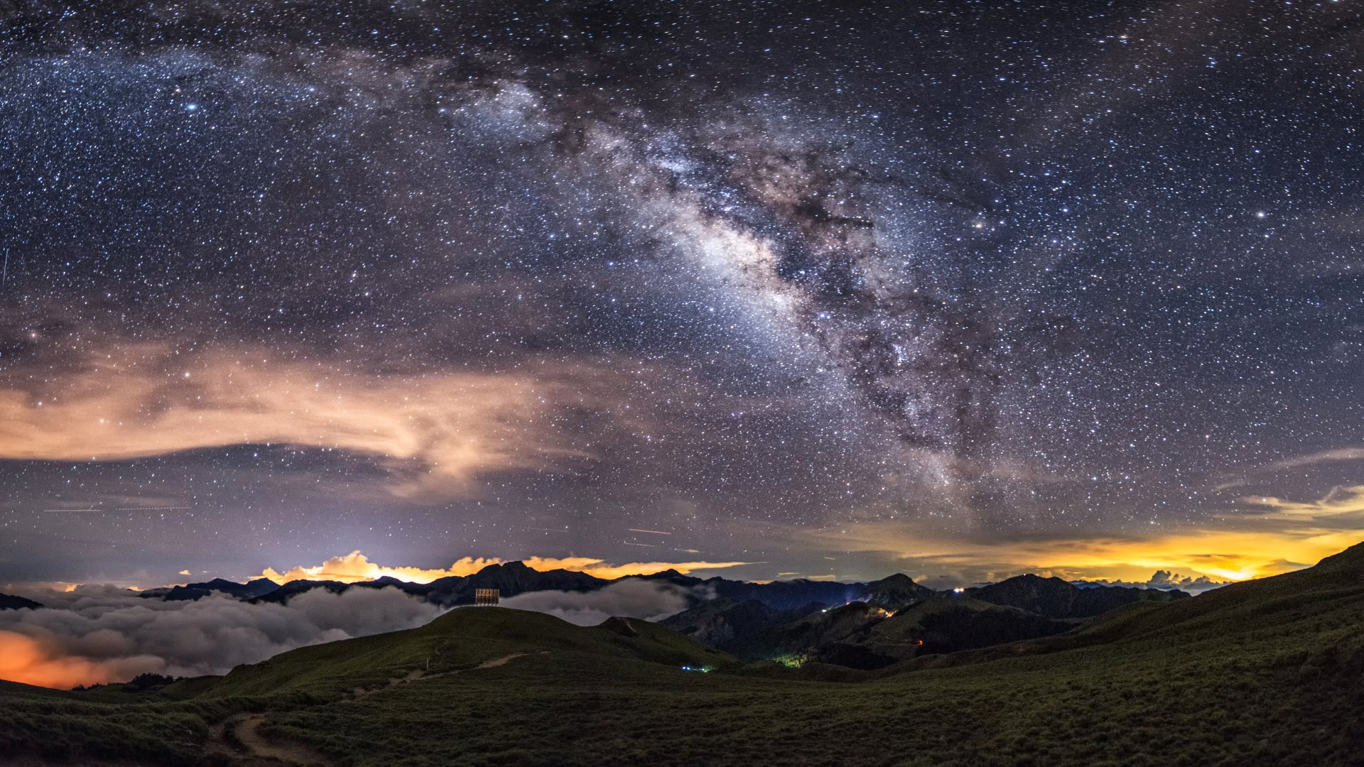 milky-way-on-the-night-sky_hd.jpg